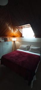 una camera da letto con un grande letto e una finestra di Tirana Central GuestHouse a Tirana