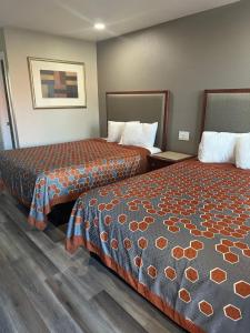 ein Hotelzimmer mit 2 Betten in einem Zimmer in der Unterkunft ROYAL MOTEL TRACY in Tracy