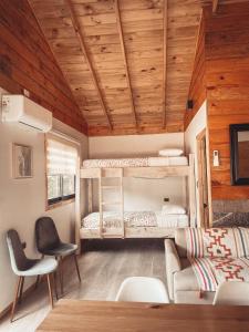 a room with two bunk beds and a couch at ENTRE BAMBUES in Los Ángeles
