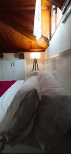 una camera da letto con un letto bianco con una finestra di Tirana Central GuestHouse a Tirana