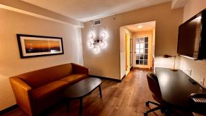 uma sala de estar com um sofá e uma mesa em Newmarket Hotel and Suites em Newmarket