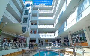 巴耶杜帕尔Hotel Sicarare的中间设有游泳池的大型建筑