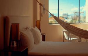 a hammock bed in a hotel room with a window at Hotel Sicarare in Valledupar