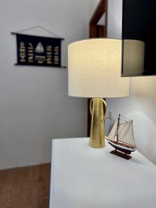 a lamp on a table with a toy boat on it at NUOVO Luminoso a 100 passi dalla piazza in Rio nellʼElba