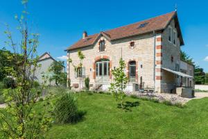 an old brick house with a yard in front of it at Chai du Chateau de Morteuil in Merceuil