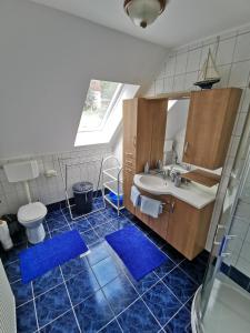 La salle de bains est pourvue d'un lavabo, de toilettes et d'un miroir. dans l'établissement Landhaus Forrás 2, à Balatonfüred