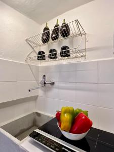 a bowl of peppers sitting on a counter next to a sink at NUOVO Luminoso a 100 passi dalla piazza in Rio nellʼElba