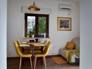 Zona de comedor en el hostal o pensión