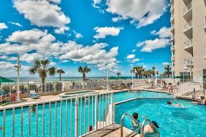 uma piscina num resort com pessoas na água em Majestic Sun 806B em Destin