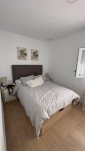 Posteľ alebo postele v izbe v ubytovaní Rockside Residentes Suites La Línea