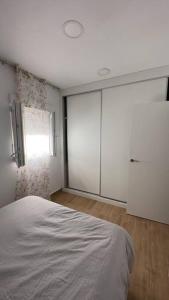 Posteľ alebo postele v izbe v ubytovaní Rockside Residentes Suites La Línea
