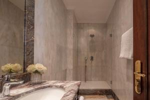 a bathroom with a bath tub and a shower at Anantara Palazzo Naiadi in Rome