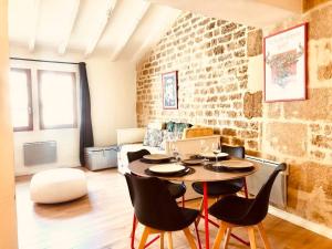 a dining room with a table and chairs in a room at Le Corridón Hyper centre in Nîmes