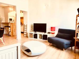 TV a/nebo společenská místnost v ubytování Le Corridón Hyper centre