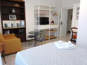 A television and/or entertainment centre at Glam Resort Luxury Lorenzo