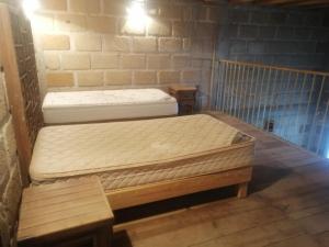 Nopala的住宿－Maravillas en tu vida，配有两张床的客房内的两张床垫