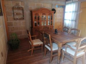 Nopala的住宿－Maravillas en tu vida，一间带木桌和椅子的用餐室