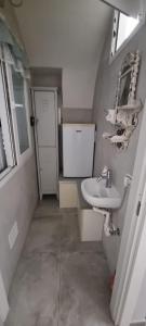 伊斯基亞的住宿－La Cameretta al Porto，一间带水槽和镜子的小浴室