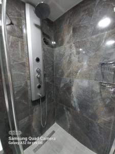 uma casa de banho com um chuveiro e uma porta de vidro em pointrezidans em Ancara