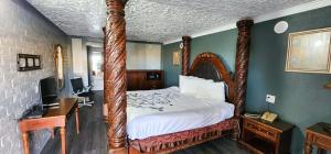 Postel nebo postele na pokoji v ubytování Stratford Inn Tyler