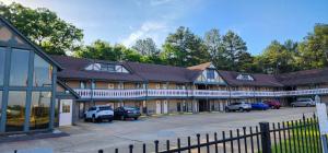 um edifício com carros estacionados num parque de estacionamento em Stratford Inn Tyler em Tyler