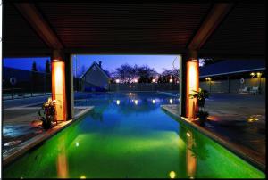 uma piscina com água verde num edifício em Semiahmoo Resort and Spa em Blaine