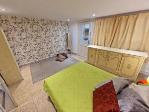 um quarto com uma cama verde num quarto em APPARTEMENT L'AGATHOIS-1 em Agde
