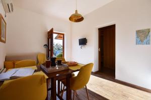 uma sala de jantar com uma mesa e cadeiras amarelas em Apartment Dolores em Roč