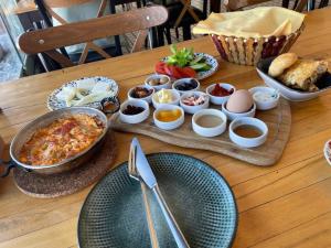 a table with a tray of food with eggs and other ingredients at Gunes tatil köyü in Bademli
