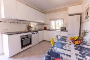 Kuchyňa alebo kuchynka v ubytovaní Villa Roberto Ibiza
