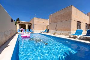 uma piscina com um pato de borracha rosa na água em Villa Roberto Ibiza em Sant Josep de sa Talaia