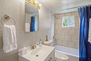 La salle de bains est pourvue d'un lavabo, de toilettes et d'un miroir. dans l'établissement Affordable for long stay great for travel workers, à Oklahoma City