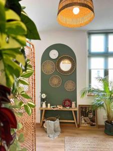 ein Zimmer mit einer grünen Wand mit Uhren darauf in der Unterkunft Cozy apartment in city center “Le petit Paris” in Lahr