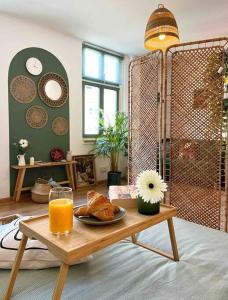 un tavolo con un piatto di cibo e un bicchiere di succo d'arancia di Cozy apartment in city center “Le petit Paris” a Lahr