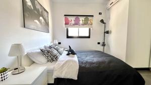 Un dormitorio con una cama con un pingüino. en GW945 Gugel Waves Amazing Seaview Apartments en Nahariyya