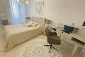 um quarto com uma cama e uma secretária com um computador portátil em 2 Bedroom Apartment in Rovinj em Rovinj