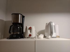 um balcão com comodidades para preparar café e um liquidificador em Departamento Lorenzo I em Mendoza