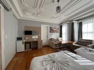 イスタンブールにあるJasmine Apart & Boutique Hotelのベッドルーム1室(ベッド1台付)、リビングルームが備わります。