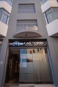 un edificio con un cartel que lee los torres hotel boutique en Las Torres Hotel Boutique, en Moquegua