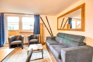 滨湖采尔Apartment Melanie - by Alpen Apartments的带沙发和镜子的客厅