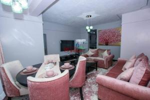 ナイバシャにあるPink Amur House.3 Bedroom Stylish & Epic.のリビングルーム(ピンクの家具、テーブル付) +28枚の写真