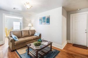 Χώρος καθιστικού στο Aloha Beaches - near Uptown 23rd & Asian District