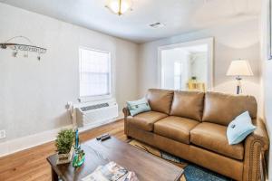 Χώρος καθιστικού στο Aloha Beaches - near Uptown 23rd & Asian District