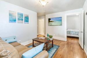 Χώρος καθιστικού στο Aloha Beaches - near Uptown 23rd & Asian District +13 φωτογραφίες