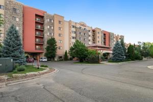 una calle vacía delante de un edificio en Chula Vista Condo Unit 2647 en Wisconsin Dells