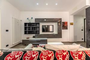 sala de estar con sofá y TV en Sogno d'Estate - Appartmento, en Savona