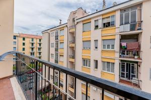 uma varanda de apartamento com edifícios ao fundo em Sogno d'Estate - Appartmento em Savona