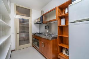 cocina con fregadero y nevera en Udine's Heart Apartment, en Udine