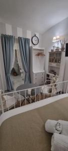 sypialnia dla dzieci z łóżeczkiem dziecięcym i kominkiem w obiekcie La Cameretta al Porto w mieście Ischia