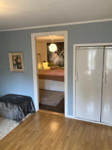 Postel nebo postele na pokoji v ubytování Fint boende i vackra Marielund